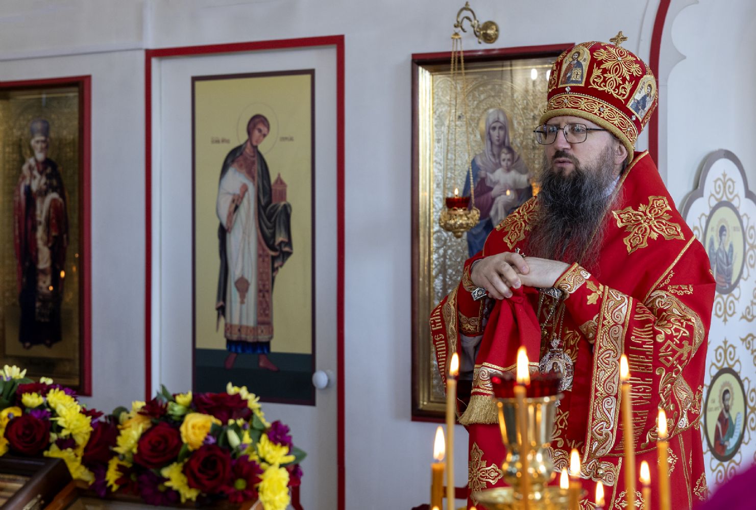 В день престольного праздника глава Приморской митрополии совершил Божественную литургию в храме Новомучеников и Исповедников Церкви Русской