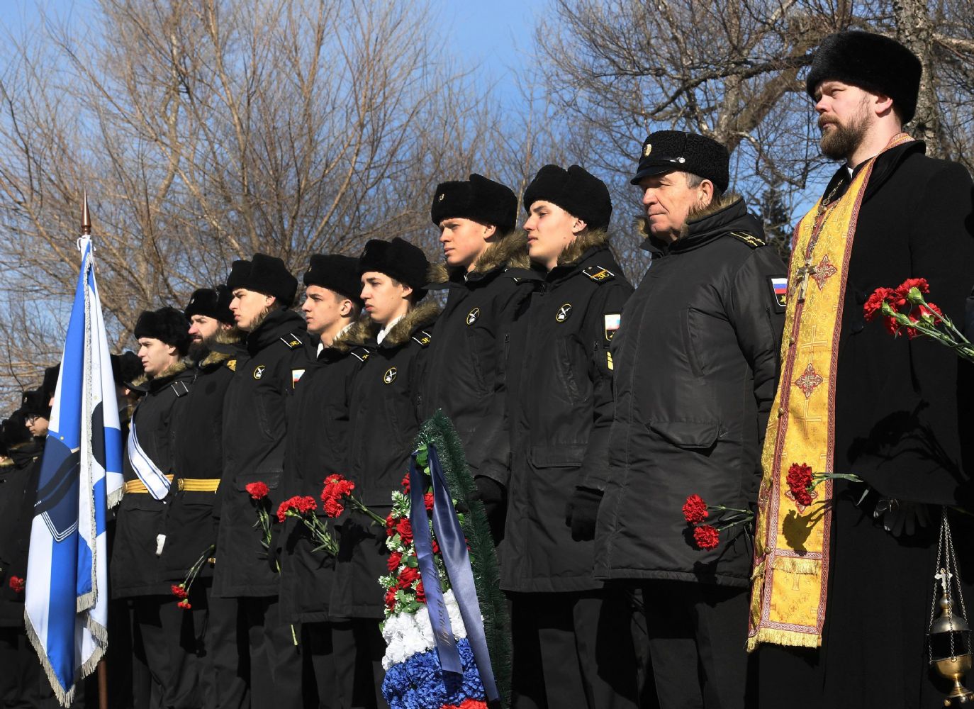 Военные моряки почтили память героев крейсера «Варяг» во Владивостоке