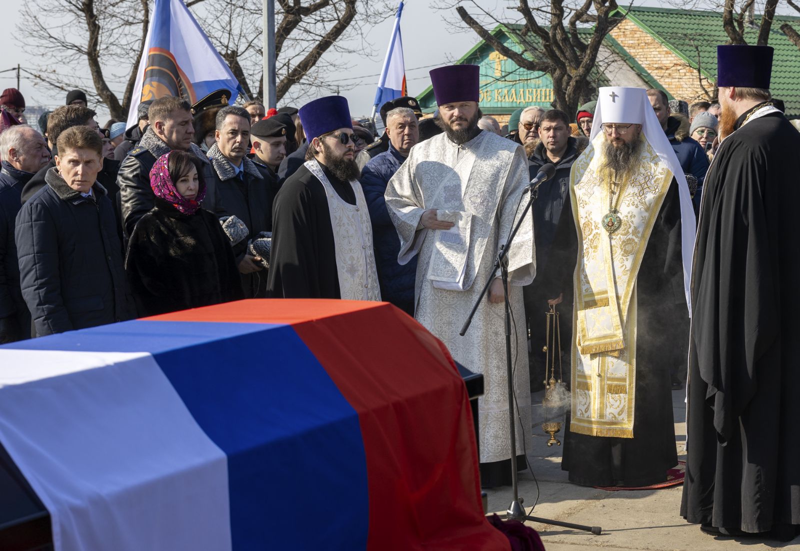 Глава Приморской митрополии совершил отпевание новопреставленных воинов Сергея Ефремова и Александра Иваровского на Морском кладбище г. Владивостока