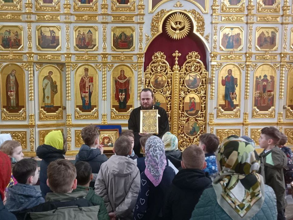 День православной книги в Покровском храме: встреча поколений