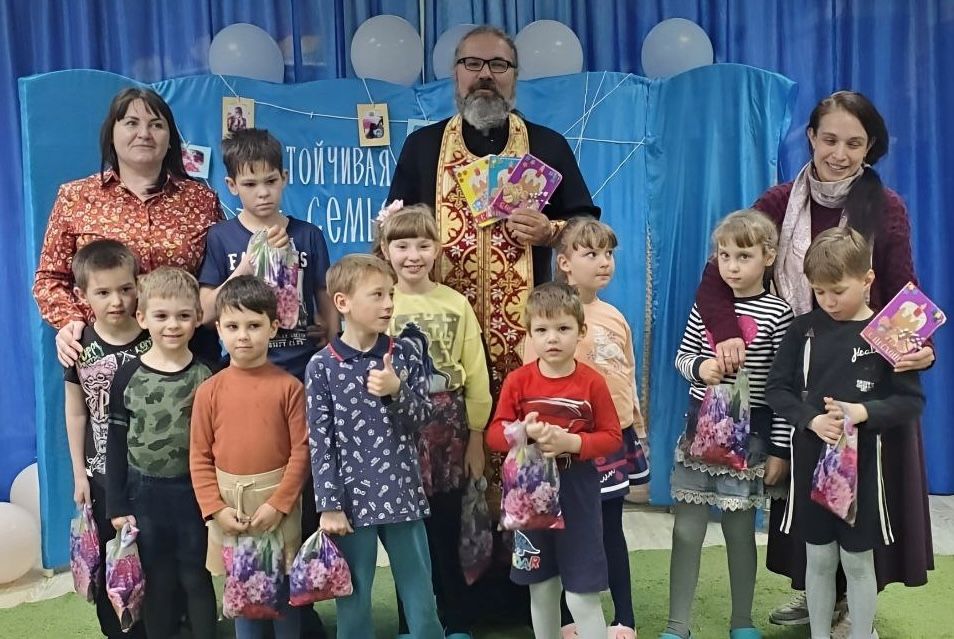 Община милосердия Успенского храма Владивостока продолжает акцию «Подари Пасхальную радость»