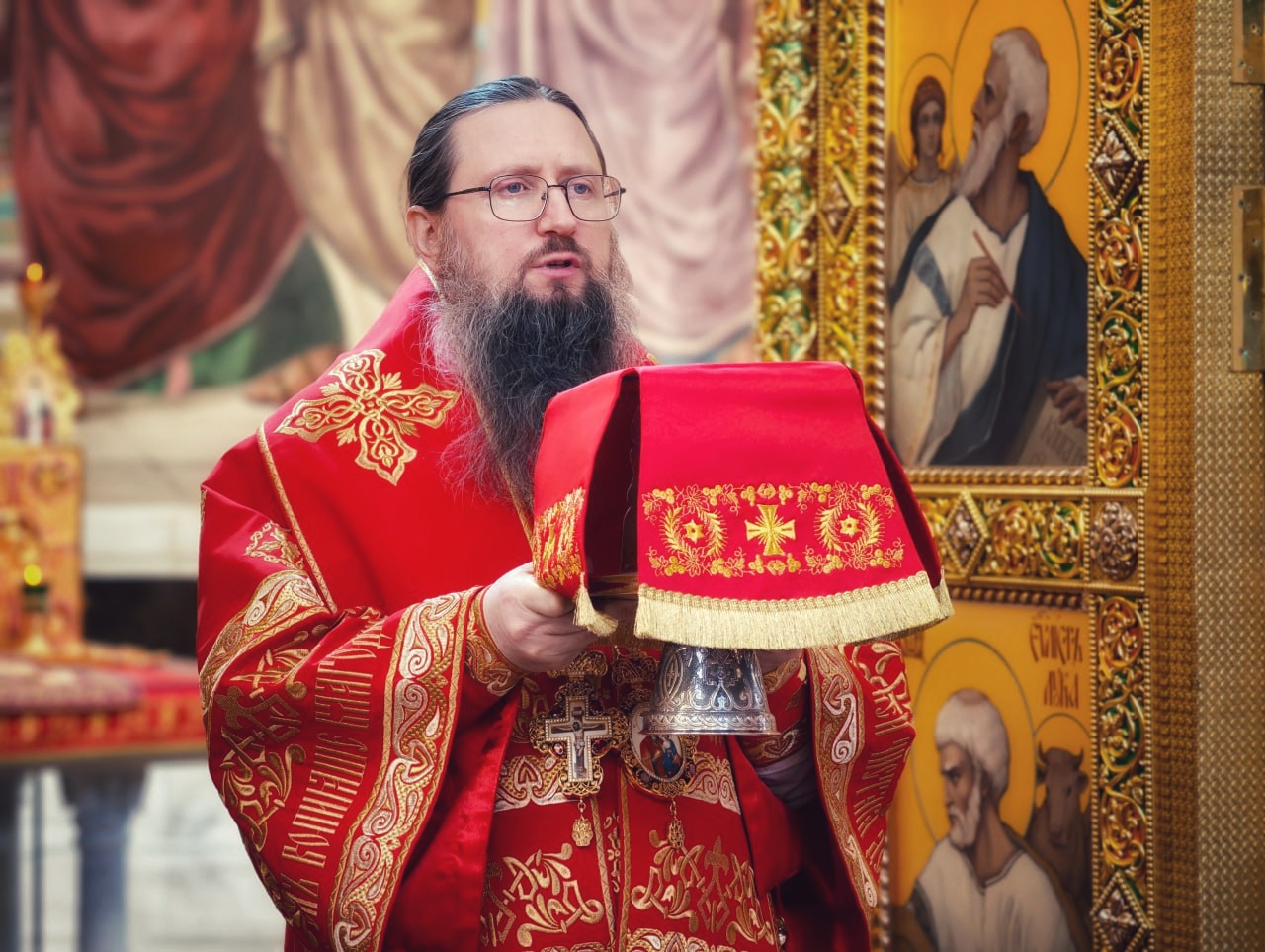 Радоница: глава Приморской митрополии совершил Божественную литургию и Великую панихиду в кафедральном соборе