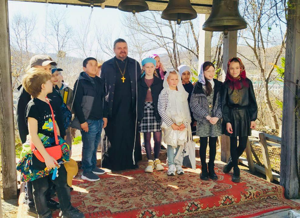 Экскурсия школьников в Храм на Светлой седмице.