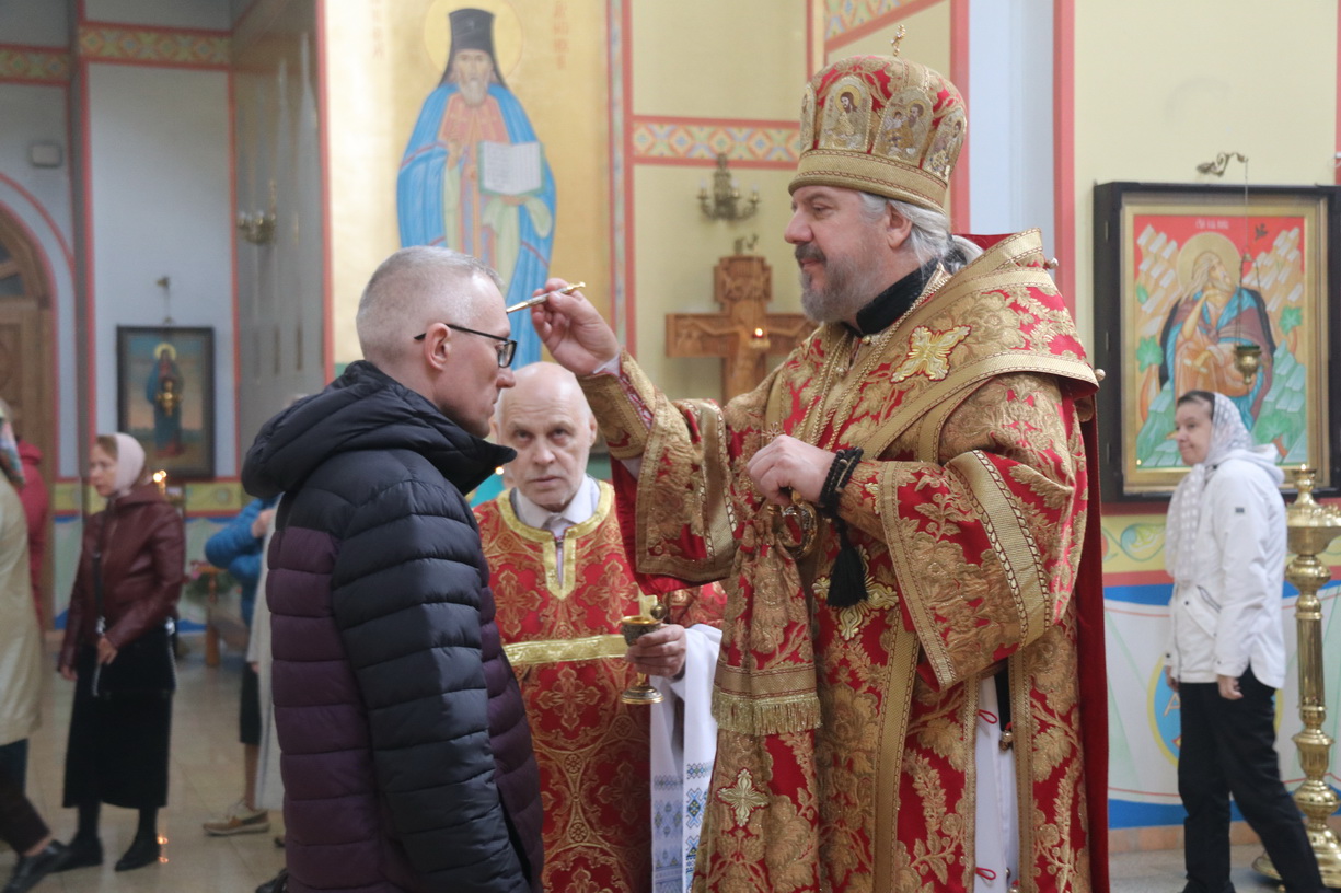 Епископ Находкинский и Преображенский Николай возглавил всенощное бдение в Казанском соборе.