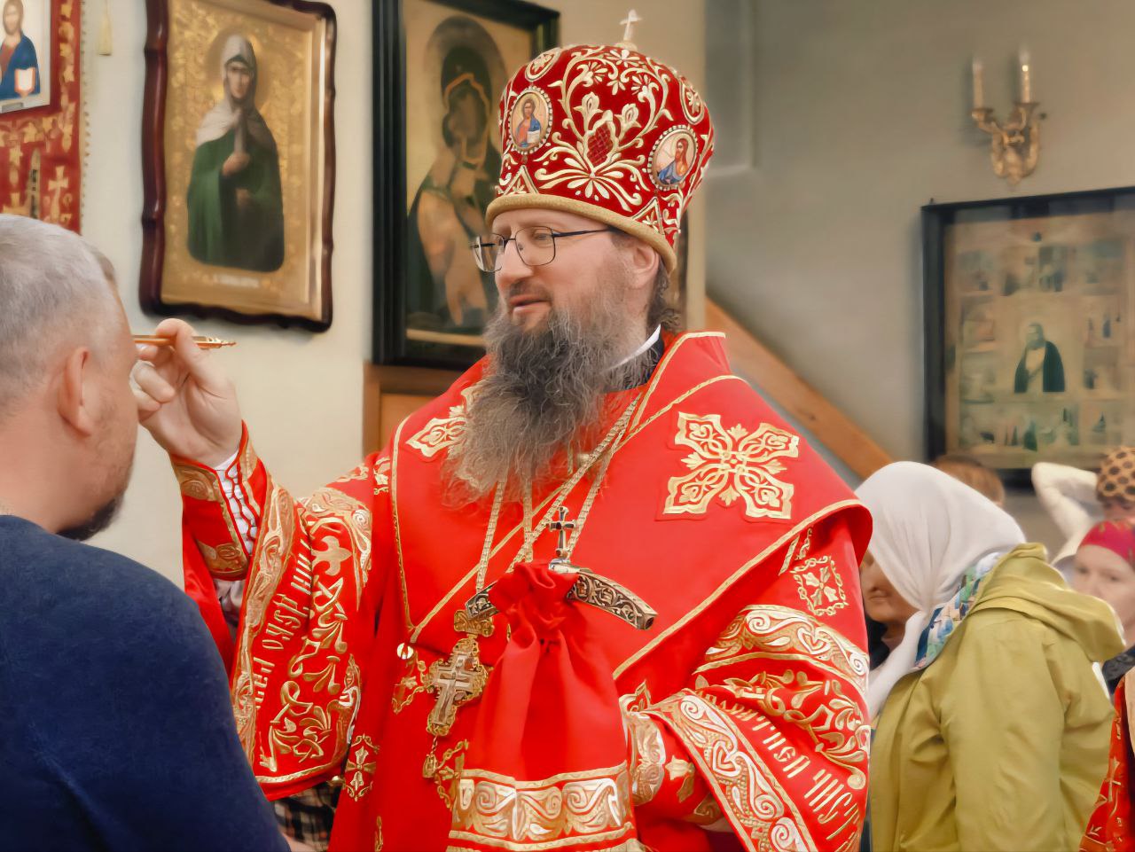 В канун престольного праздника в храме святителя Николая Чудотворца на мысе Чуркин состоялось архиерейское богослужение