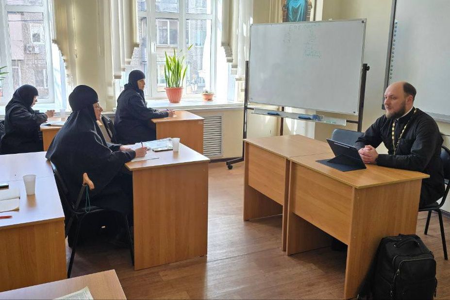 Руководитель миссионерского отдела епархии проводит занятия по Новому Завету для монашествующих