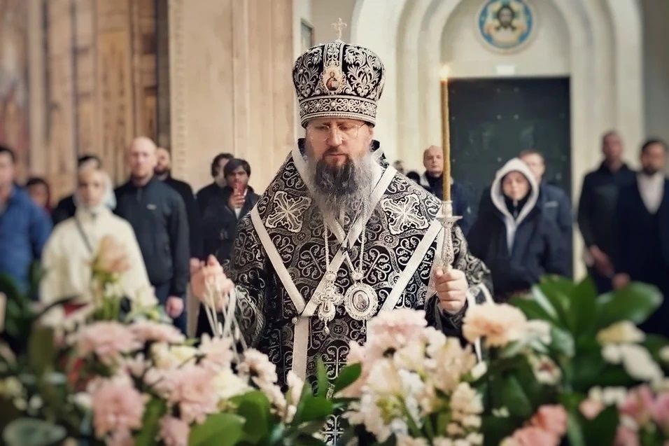 В Великую Пятницу митрополит Павел совершил вечерню с выносом плащаницы в главном храме Приморья