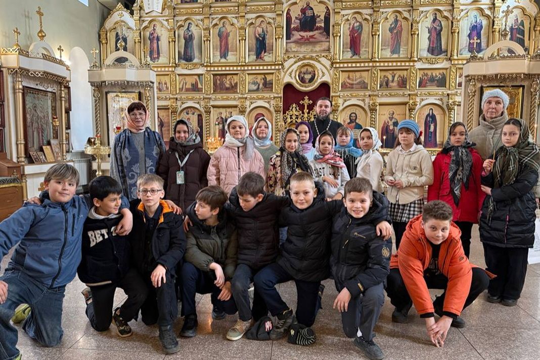 Ученики школы № 27 посетили храм свт. Николая Чудотворца во Владивостоке