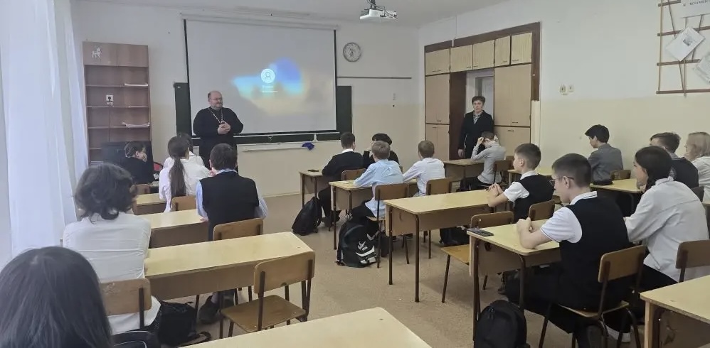 В школах г. Большой Камень проходят лекции о Героях Отечества в рамках проекта «Помним историю, сохраняем традиции».