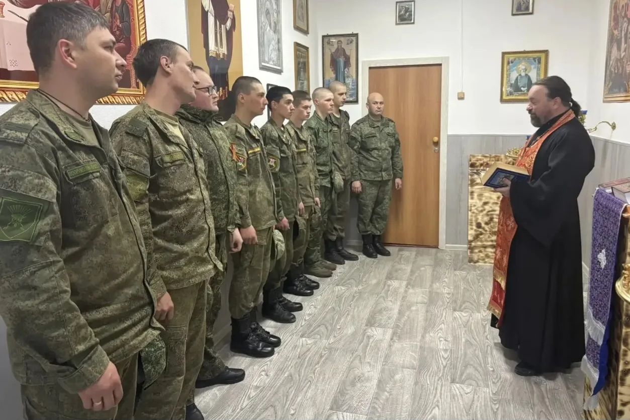 Протоиерей Лев Калачиков поздравил бойцов СВО с Днём Победы