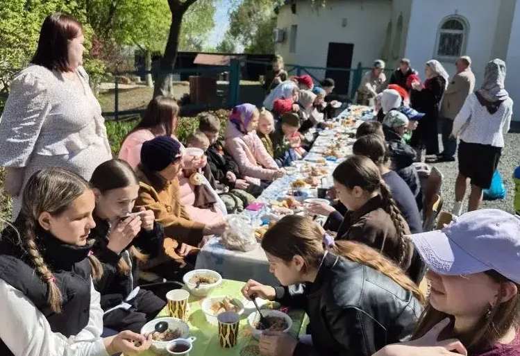 10.05.2026гВ День Победы на приходе Никольского Храма г. Большой Камень прошли праздничные мероприятия.