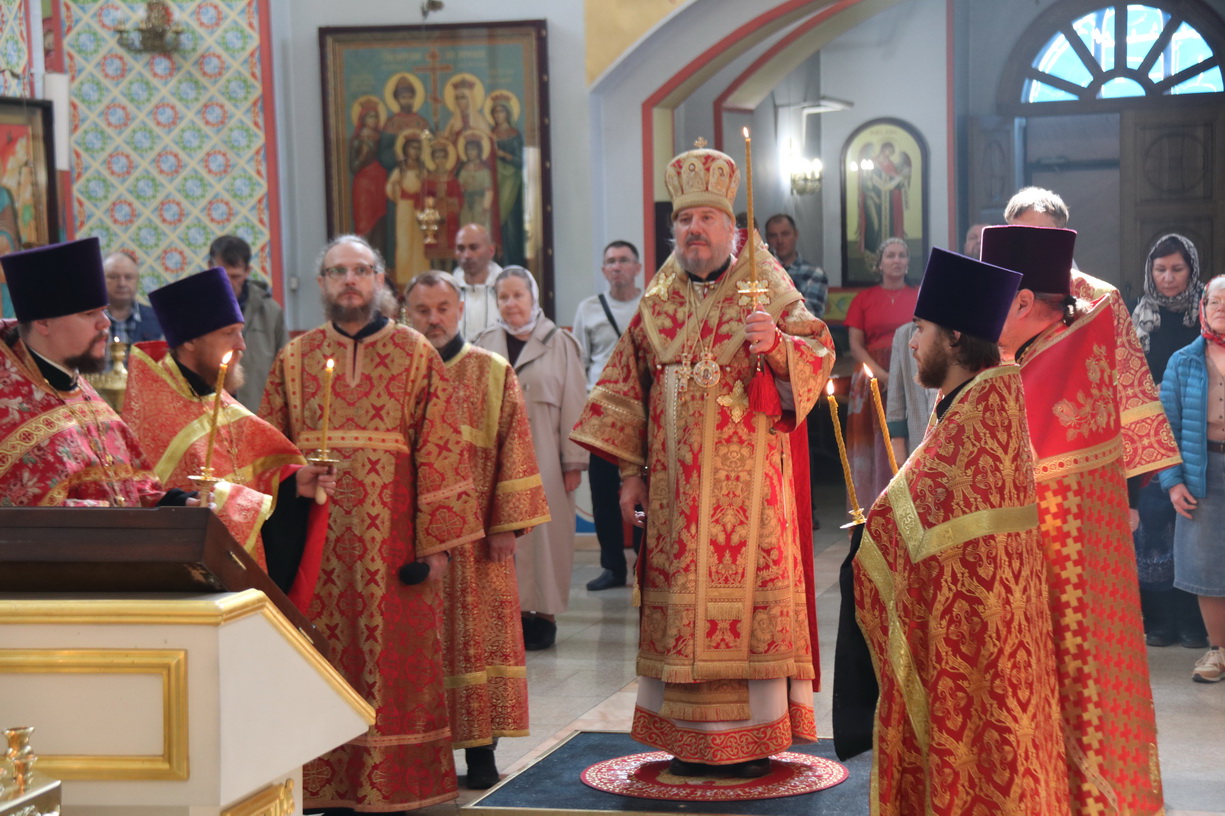 Епископ Находкинский и Преображенский Николай возглавил всенощное бдение в Казанском соборе.