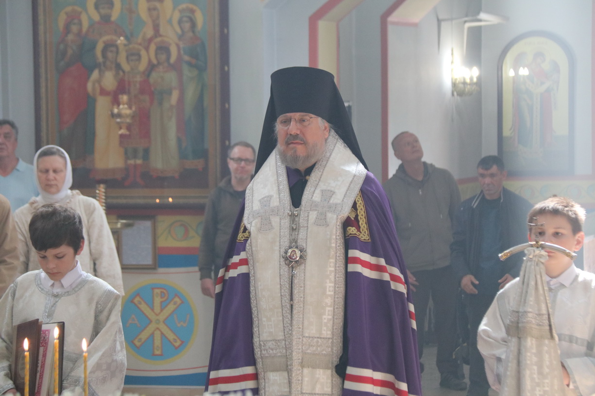 В канун дня памяти святителя Николая Чудотворца епископ Находкинский и Преображенский Николай совершил всенощное бдение в Казанском соборе г. Находки.