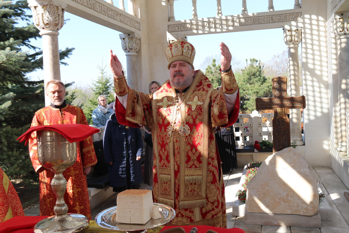 Епископ Николай совершил Божественную литургию в часовне Воскресения Христова на «Новом» кладбище г. Находки.