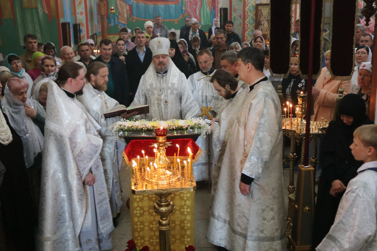 В день памяти перенесения мощей святителя Николая, архиепископа Мир Ликийских в град Бар епископ Находкинский и Преображенский Николай совершил Божественную литургию в Казанском кафедральном соборе г. Находки.