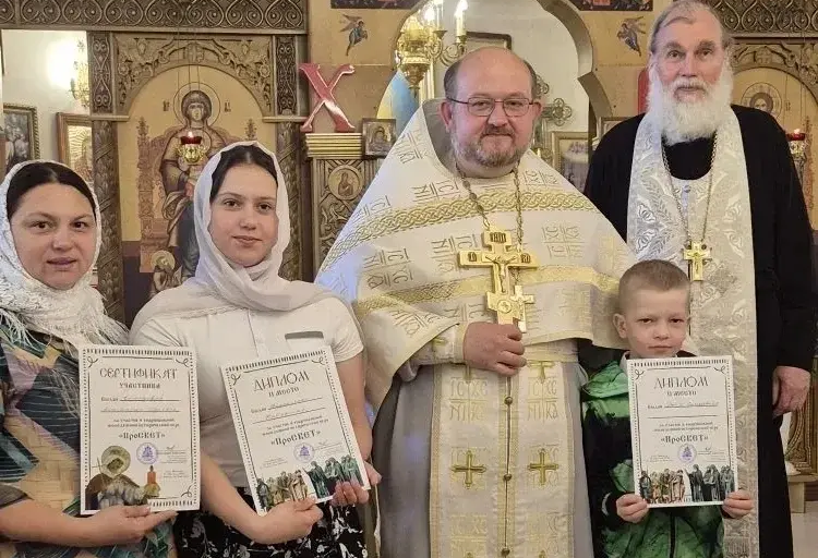 В Никольском храме Большого Камня традиционно благословляют выпускников на дальнейшую учёбу.