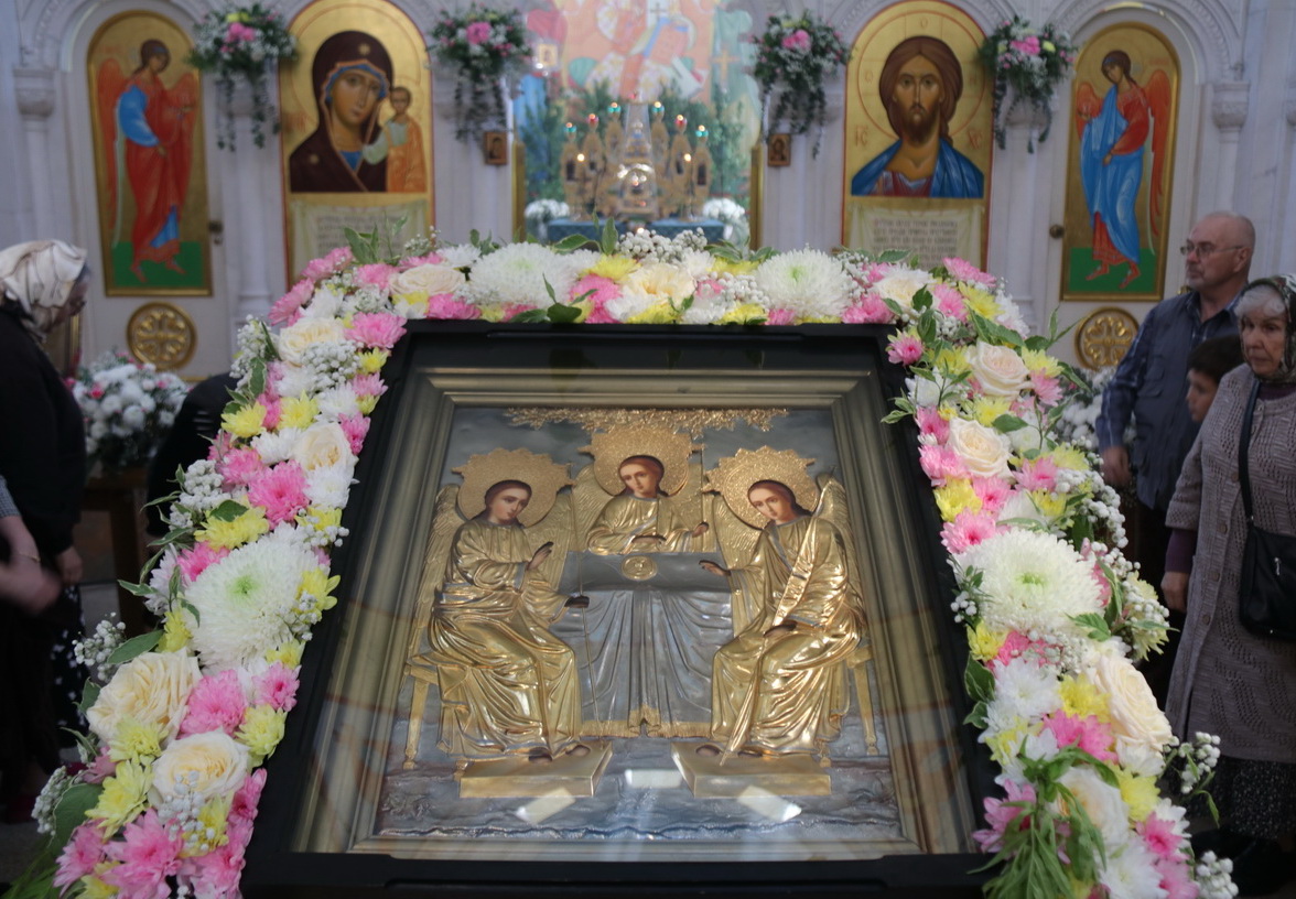 В праздник Пятидесятницы епископ Находкинский и Преображенский Николай совершил праздничную Божественную литургию в Казанском соборе г. Находки.