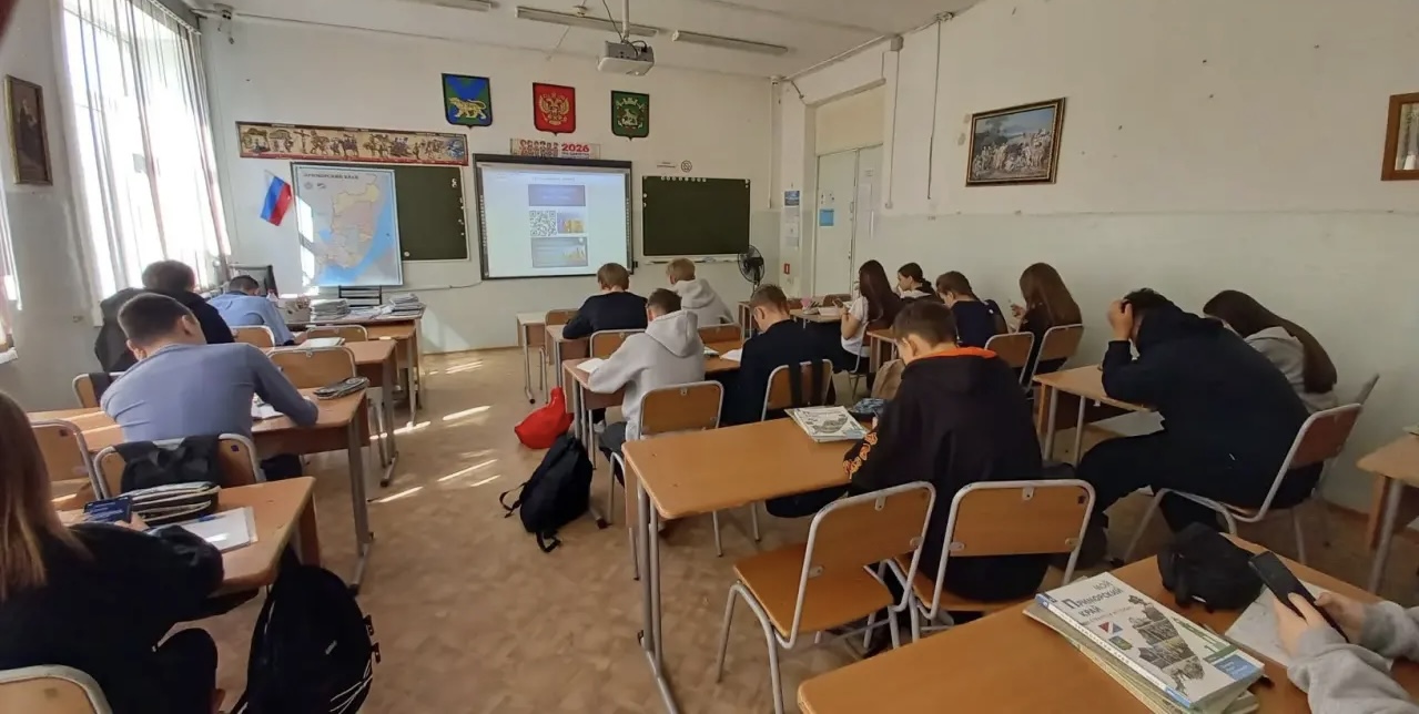 Учитель истории Елена Быкова проводит уроки о Героях Отечества для школьников Большого Камня в рамках епархиального проекта «Помним историю, сохраняем традиции».