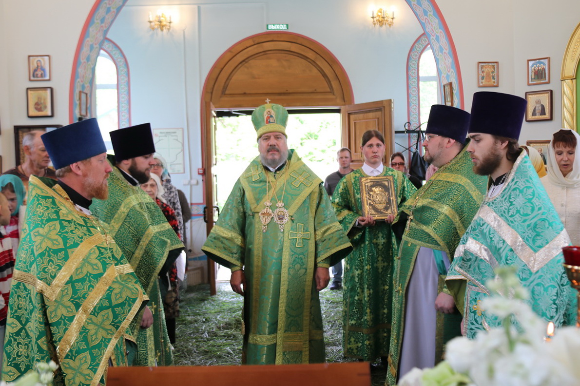 В День Святого Духа, епископ Находкинский и Преображенский Николай совершил Божественную литургию в храме в честь преподобных Макария Египетского, Силуана Афонского и Онуфрия Великого г. Партизанска.