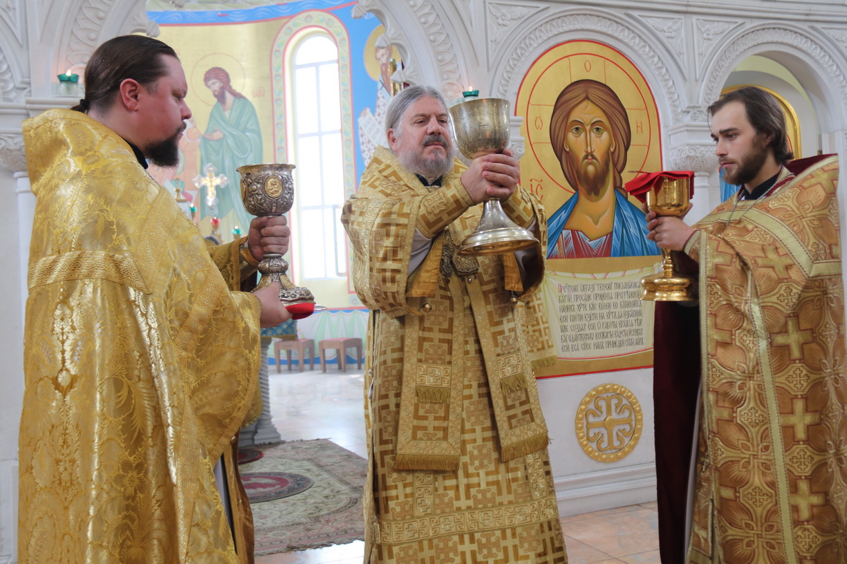 В неделю 4-ю по Пятидесятнице епископ Находкинский и Преображенский Николай совершил Божественную литургию в Казанском Кафедральном соборе г. Находки.