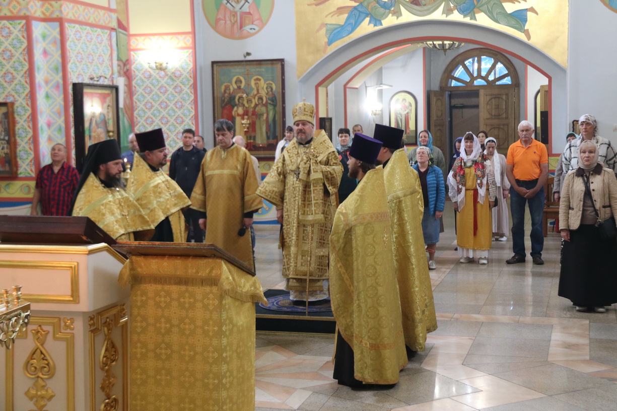 Епископ Находкинский и Преображенский Николай возглавил всенощное бдение в Казанском соборе.