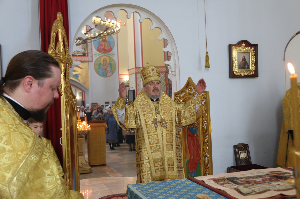 В неделю 1-ю по Пятидесятнице епископ Находкинский и Преображенский Николай совершил Божественную литургию в Казанском Кафедральном соборе г. Находки.