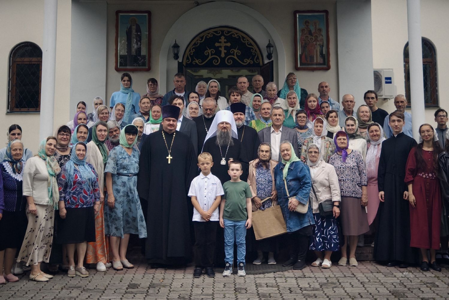Всенощное бдение престольного праздника Свято-Серафимовского храма г. Уссурийска совершил глава митрополии