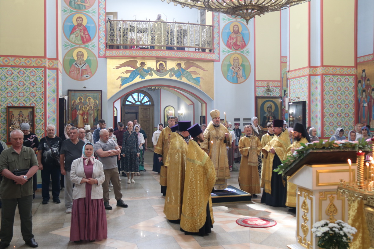 В канун праздника святых первоверховных апостолов Петра и Павла, епископ Находкинский и Преображенский Николай возглавил всенощное бдение в Казанском кафедральном соборе г. Находки.