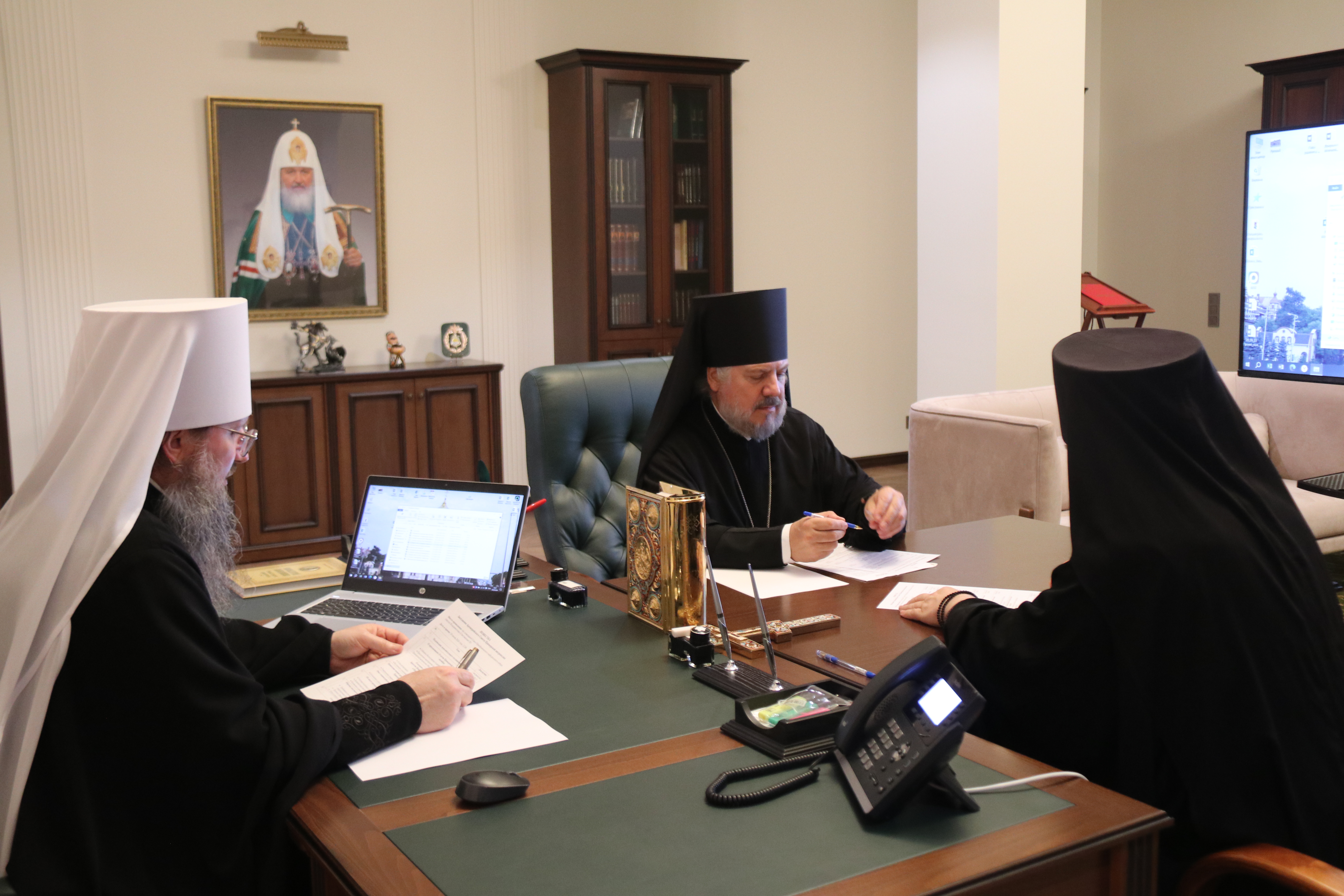 В Епархиальном управлении прошло заседание Архиерейского совета Приморской митрополиию.