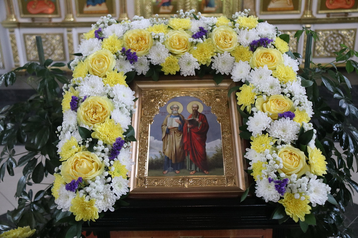В праздник святых славных и всехвальных первоверховных апостолов Петра и Павла епископ Находкинский и Преображенский Николай совершил Божественную литургию в Петро-Павловском храме ЗАТО г. Большой Камень.