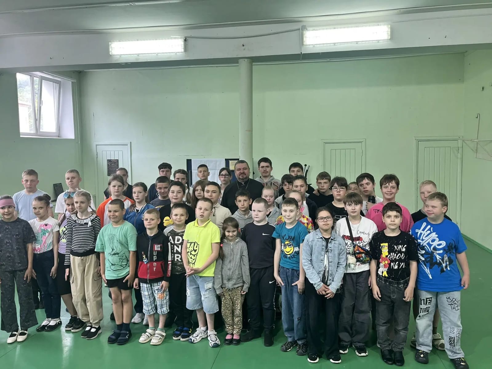 Беседы с детьми проводит священник.