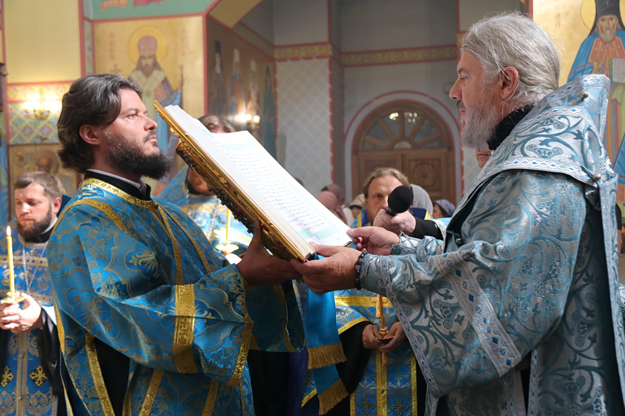 В канун празднования Казанской иконы Божией Матери епископ Николай возглавили всенощное бдение в Казанском соборе г. Находки.