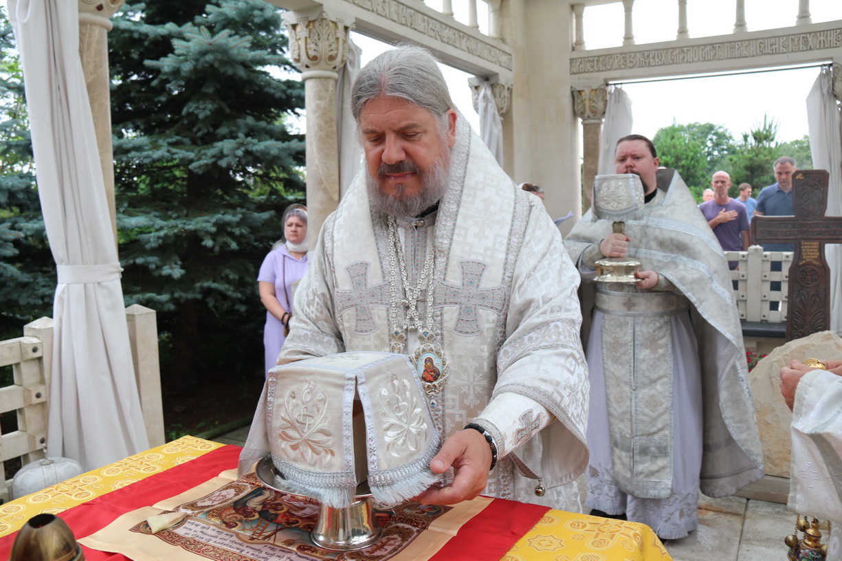 Епископ Николай совершил Божественную литургию в часовне Воскресения Христова на «Новом» кладбище г. Находки.
