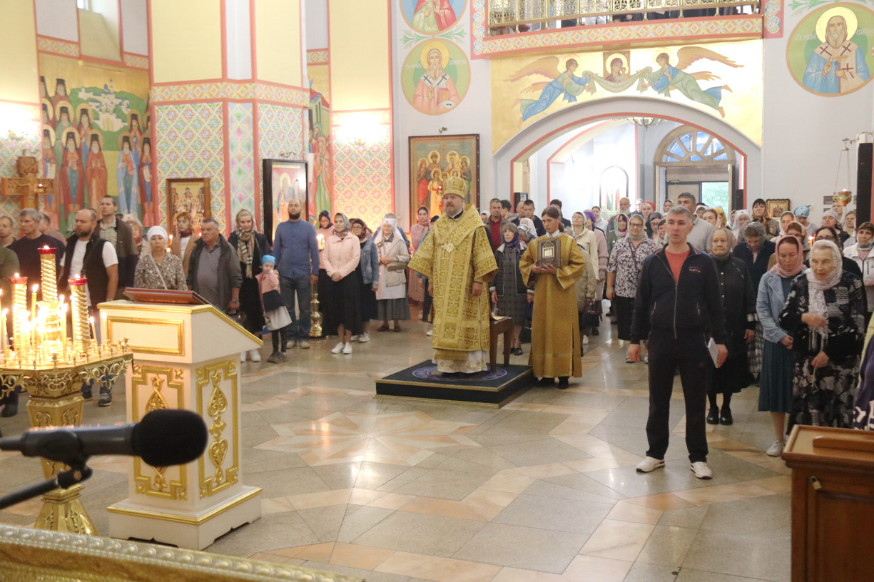 В Неделю 5-ю по Пятидесятнице епископ Находкинский и Преображенский Николай совершил Божественную литургию в Казанском Кафедральном соборе г. Находки.