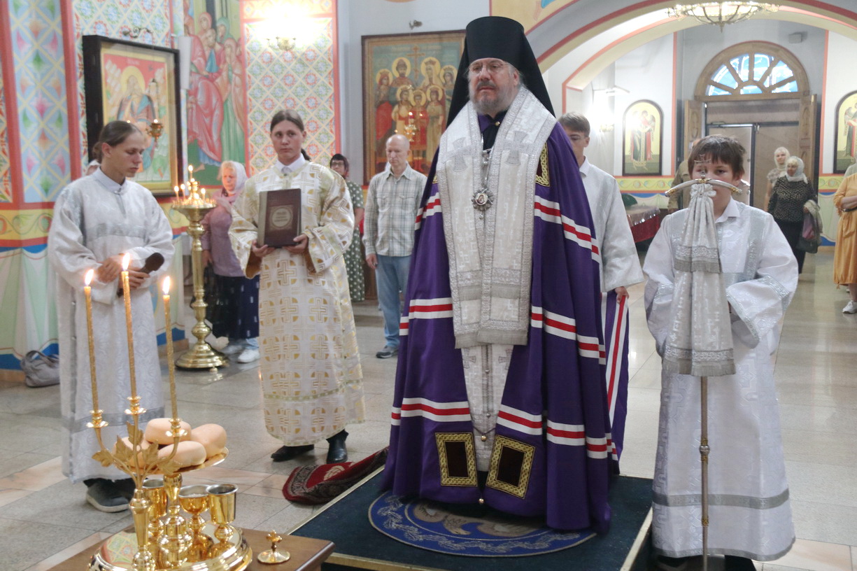 В канун праздника Преображения епископ Николай совершил всенощное бдение в Казанском соборе.