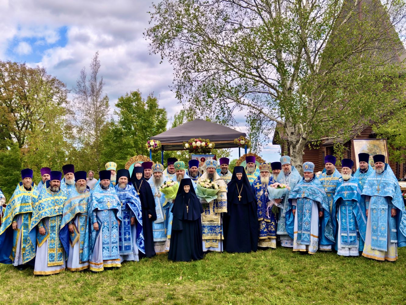 Пять архиереев совершили Литургию престольного праздника Богородице-Рождественского монастыря с. Линевичи