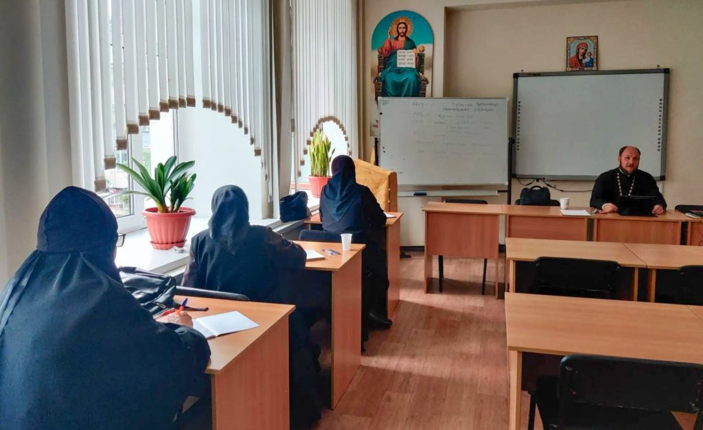 Монашествующие Владивостокской епархии приступили ко второму году богословского обучения